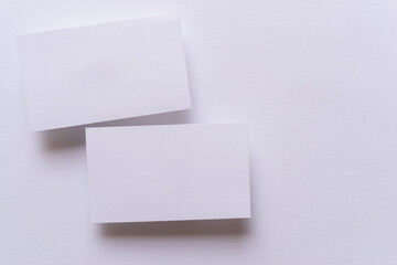 白背景に白いカード