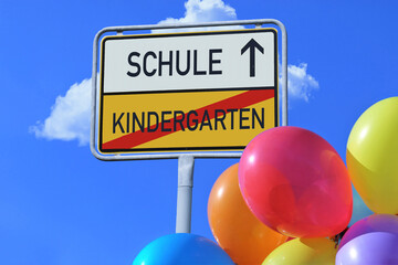 (Fotomontage) Ortsausgangsschild mit dem Schriftzug KINDERGARTEN/SCHULE