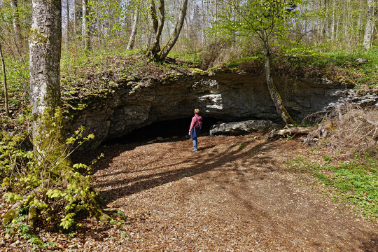 Heidensteinh&ouml;hle bei der Wanderung Ochsenbergtour; Schw&auml;bische Alb; Baden W&uuml;rttemberg; Deutschland