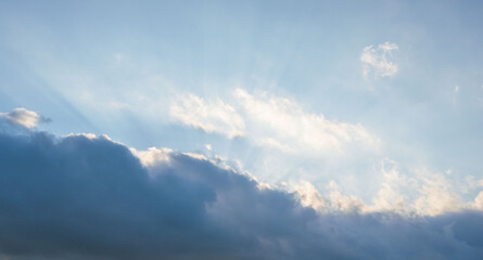 夕日が雲に隠れながら空を照らす01
