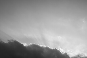 夕日が雲に隠れながら空を照らすモノクローム05