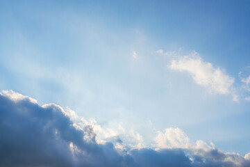 夕日が雲に隠れながら空を照らす09