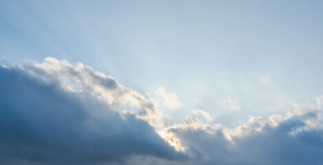 夕日が雲に隠れながら空を照らす10
