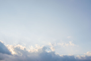夕日が雲に隠れながら空を照らす12