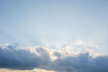 夕日が雲に隠れながら空を照らす21