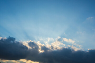 夕日が雲に隠れながら空を照らす17