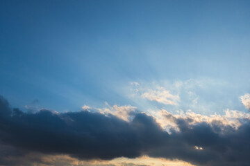 夕日が雲に隠れながら空を照らす27