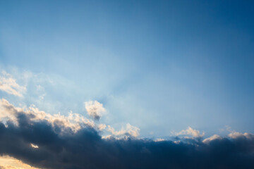 夕日が雲に隠れながら空を照らす29