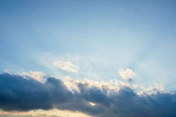 夕日が雲に隠れながら空を照らす30