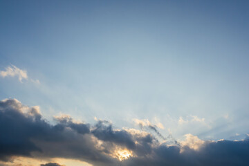 Obraz premium 夕日が雲に隠れながら空を照らす31