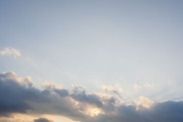夕日が雲に隠れながら空を照らす32