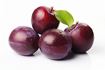 Obraz premium Fresh plums with droplets and green leaves on a clean surface