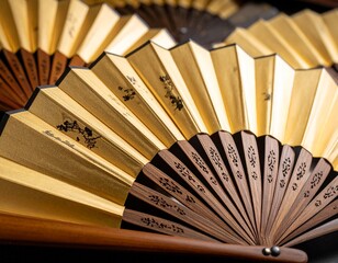 雅やかな金の扇子