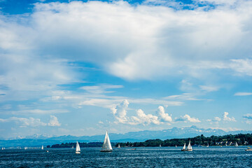 Segelboote auf Bodensee mit Wolken