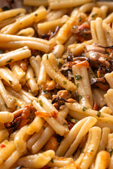 Caserecce condite con cozze e bottarga di muggine, pasta italiana, ricetta mediterranea 