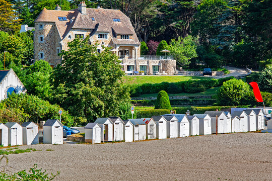 Cabines de plage de sable &agrave; l'entr&eacute;e de la rivi&egrave;re Aven &agrave; Port Manech, Finist&egrave;re