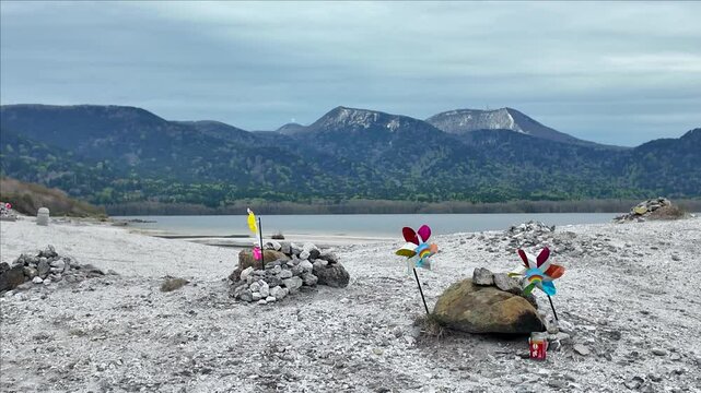 恐山の宇曽利湖の湖畔に奉納された風車