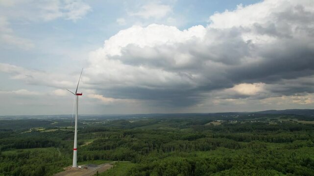 Windkraftanlage vor dramatischen Wolkenformationen - Zeitraffer / Timelapse