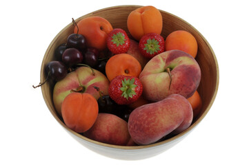 Assortiment de fruits dans un saladier en gros plan isolé sur fond blanc vu de dessus