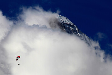 Gleitschirmflieger vor Matterhorn