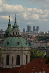 Obraz premium The stunning view highlights a historic dome with a green patina beside modern skyscrapers, showcasing the captivating contrast of architectural styles in the vibrant city