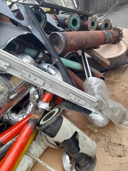 Rottami metallici abbandonati per strada - discarica abusiva