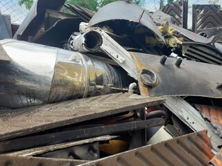 Rottami metallici abbandonati per strada - discarica abusiva