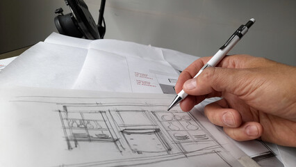 Architetto che progetta a mano libera - ufficio
