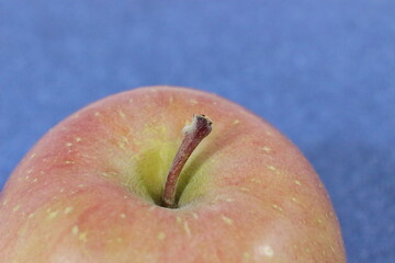 艶やかな日本の赤いリンゴ、食卓を豊かに