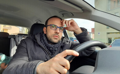 Uomo alla guida dell'automobile per le strade della città