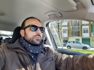 Uomo alla guida dell'automobile per le strade della città