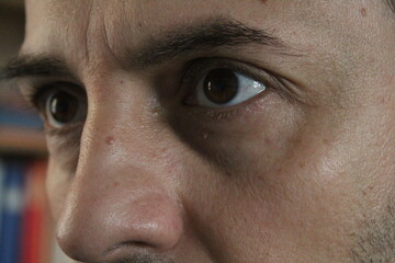 Sguardo intenso di un bel ragazzo - occhi castani