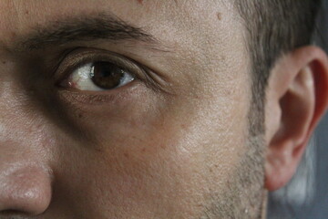 Sguardo intenso di un bel ragazzo - occhi castani