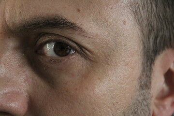 Sguardo intenso di un bel ragazzo - occhi castani