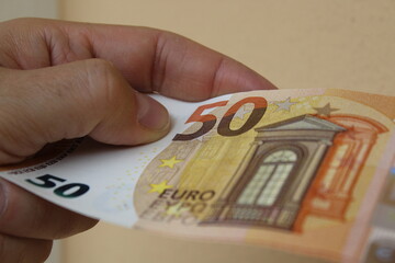 Banconote da 50 euro nelle mani di un uomo - ricchezza