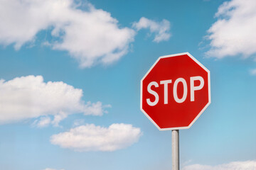 road sign stop on a sky background concept señal de tráfico de parada en un concepto de fondo de...