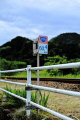 岐阜県郡上市の国道看板と山と線路