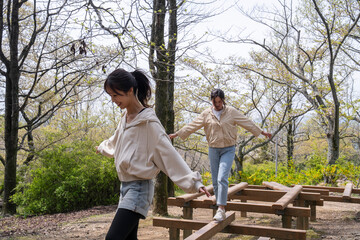 山を散策する女性