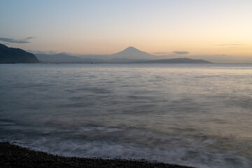 夜明け前の静寂 − 焼津から望む富士と日本平