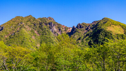 新緑と朝日岳　那須連山　絶景