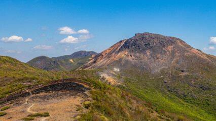 Naklejka premium 那須岳へ続く登山道を歩く登山者 初夏の登山 絶景