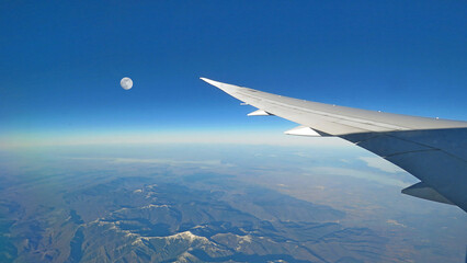vista, ala, avión, y, luna, desde, ventana, pasajeros, volando, sobre, montañas, España