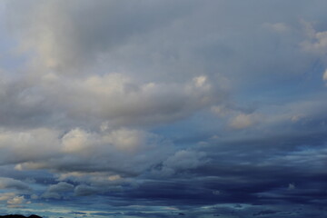 Obraz premium 岐阜県池田町の黒い空と白い雲