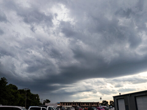 Shelf cloud rolling into town