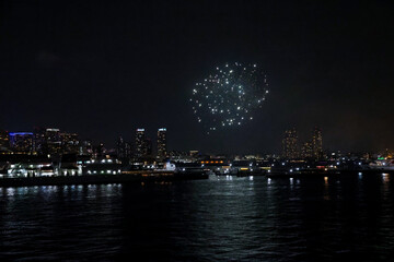 Fototapeta premium A vibrant firework display lights up the sky above the beautiful Yokohama skyline