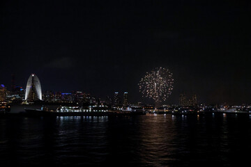 Obraz premium A vibrant firework display lights up the sky above the beautiful Yokohama skyline