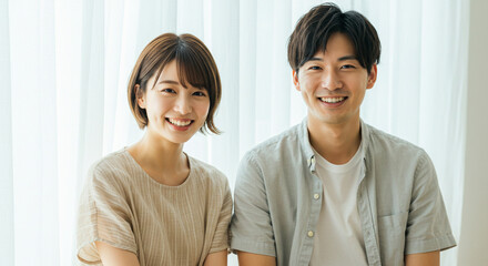 笑顔で寄り添う若い男女のカップル。友達、パートナー、恋人、結婚、新婚イメージ。