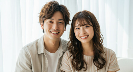 笑顔で寄り添う若い男女のカップル。友達、パートナー、恋人、結婚、新婚イメージ。