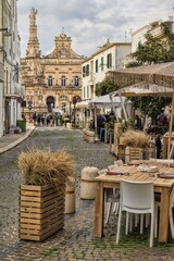 ostuni, italien - stadtbild mit rathaus und oronzo-säule im hintergrund