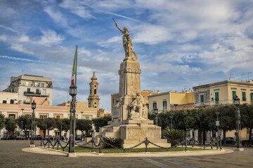 Obraz premium monopoli, italien - piazza vittorio emanuele II mit monumento ai caduti